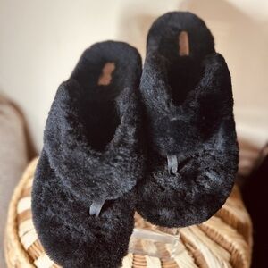 OluKai Women's Black Slippers